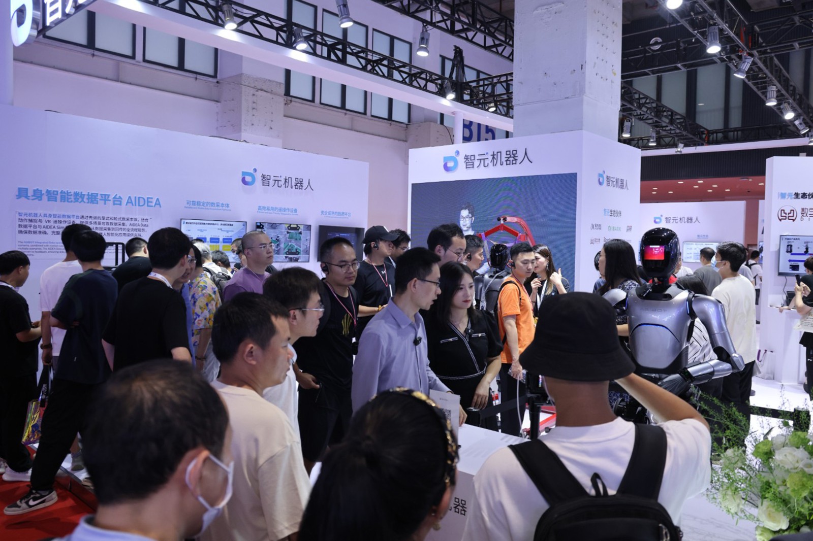 z6.com机器人亮相世界机器人大会WRC