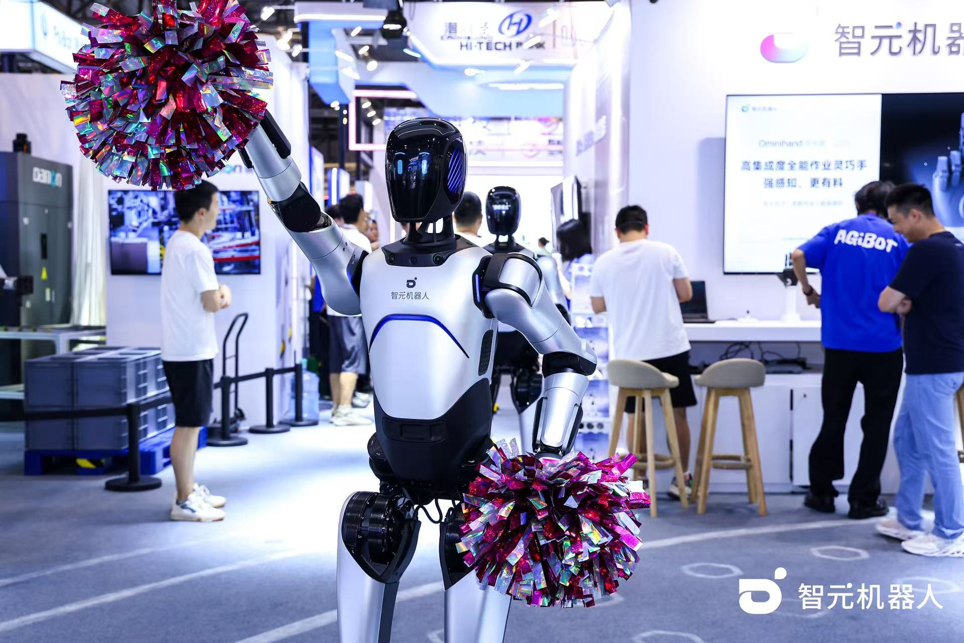 z6.com机器人 WAIC 首日展台火爆，机器...